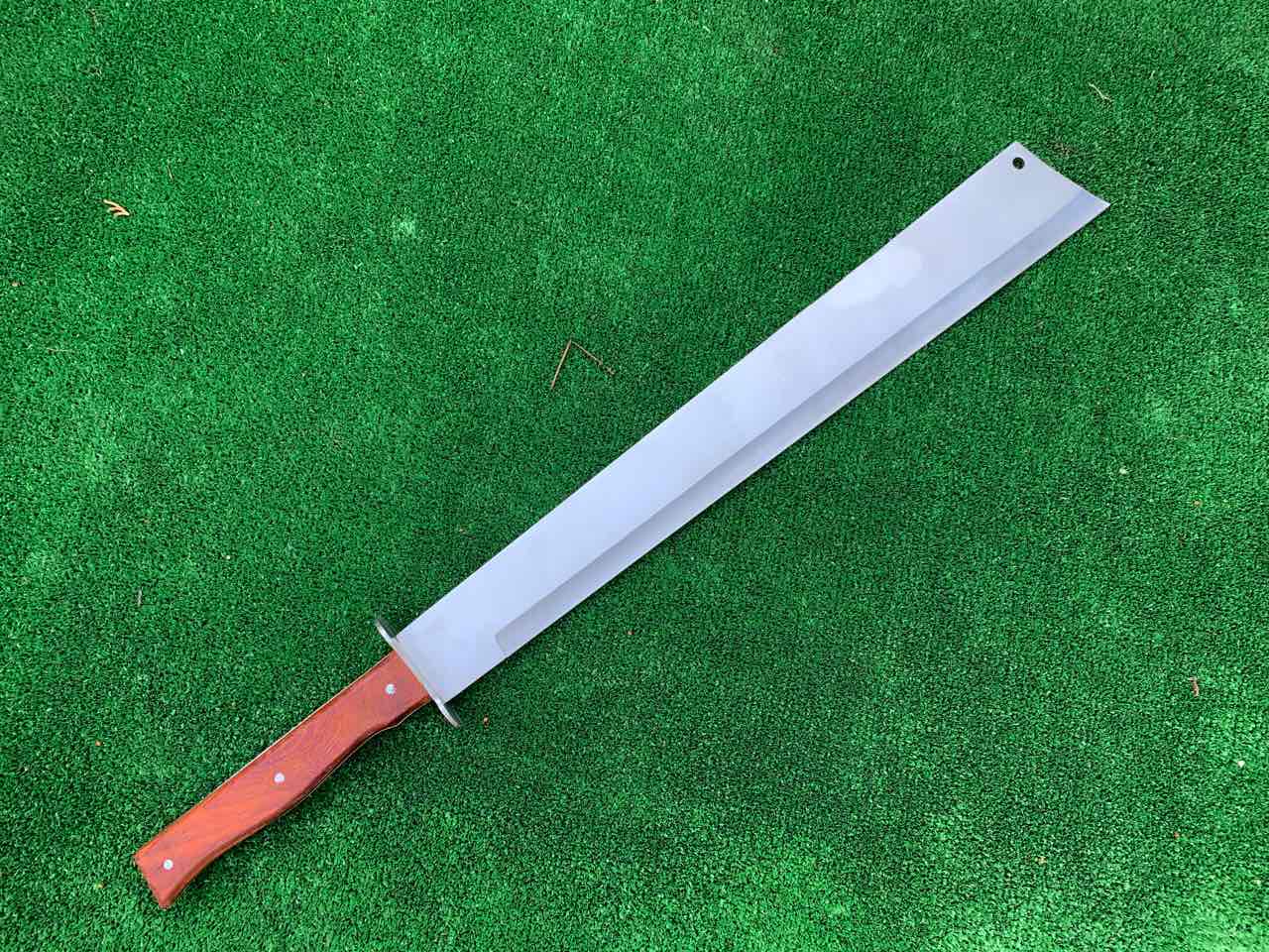 Масивно голямо тежко мачете с дървена дръжка