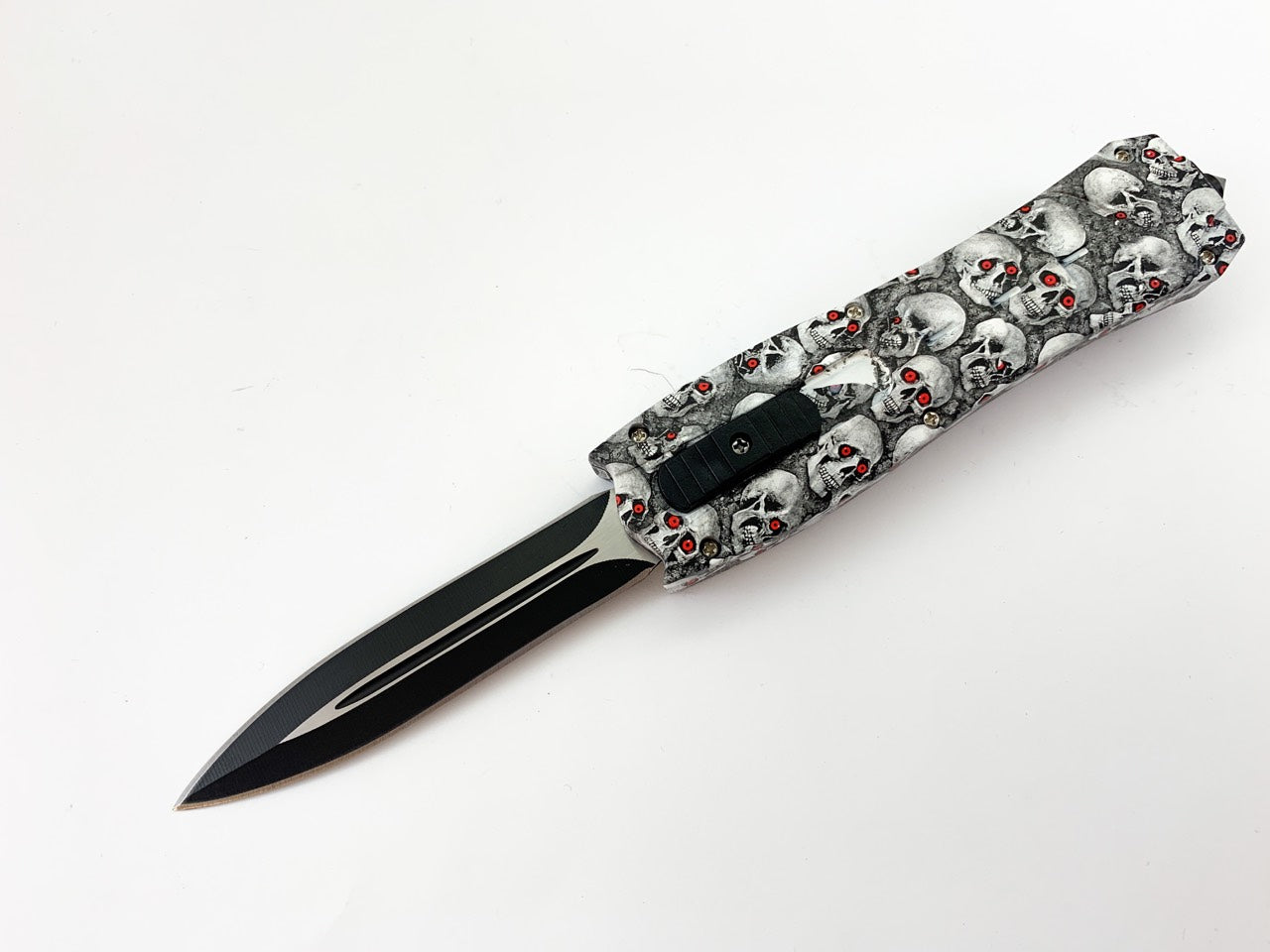 Автоматичен сгъваем нож OTF със сиви черепи на дръжката