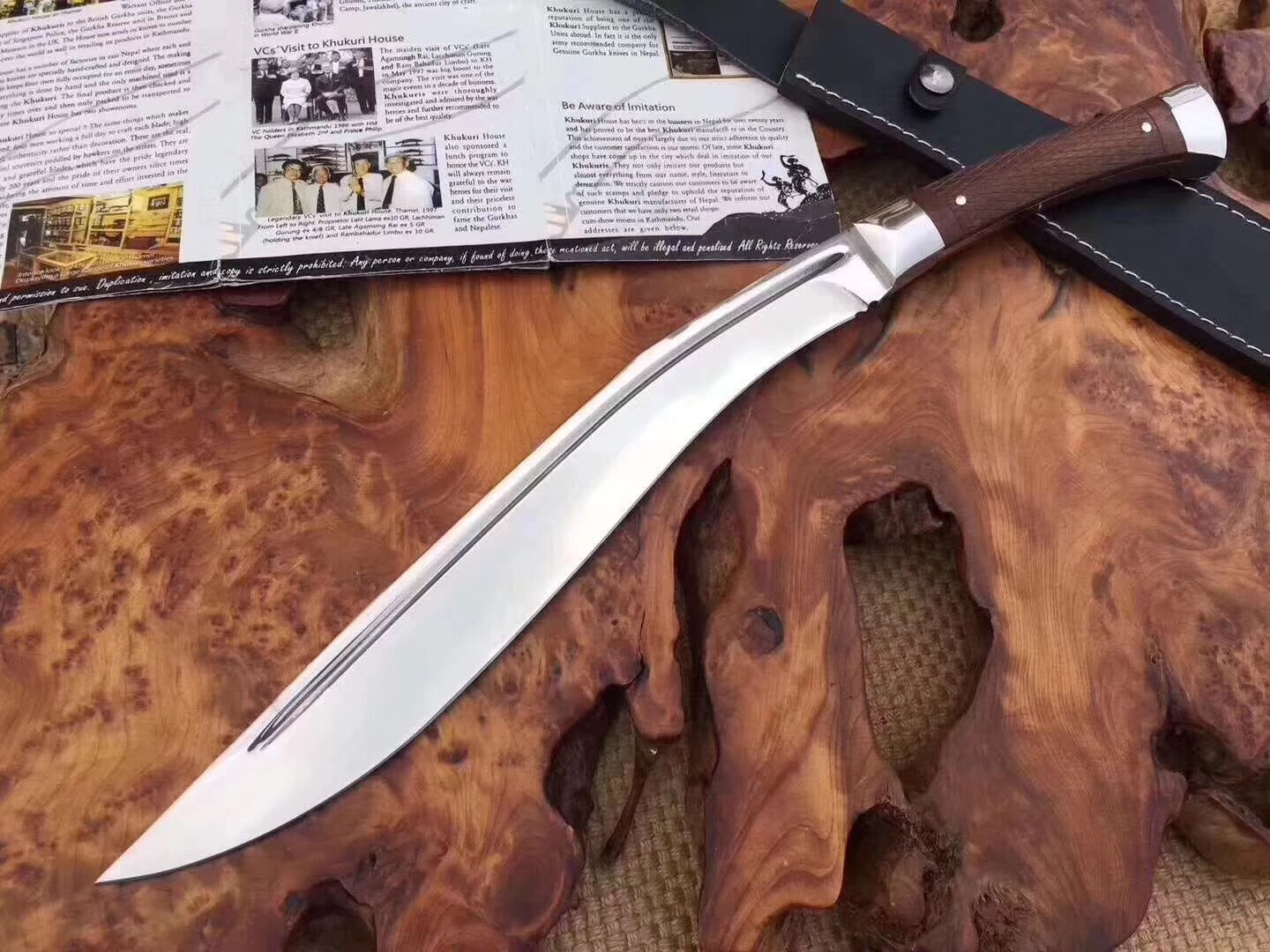 Непалско мачете/кукри с кожен калъф и махагонова дръжка фултанг конструкция