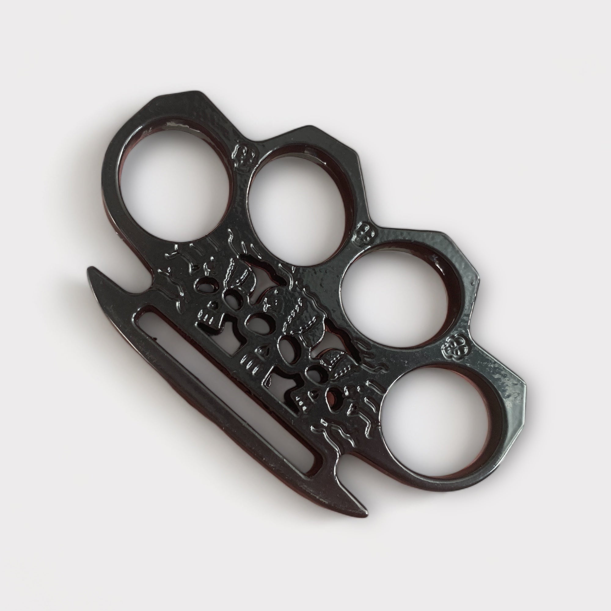 Готически вдъхновен метален бокс за самозащита с изрязана декорация