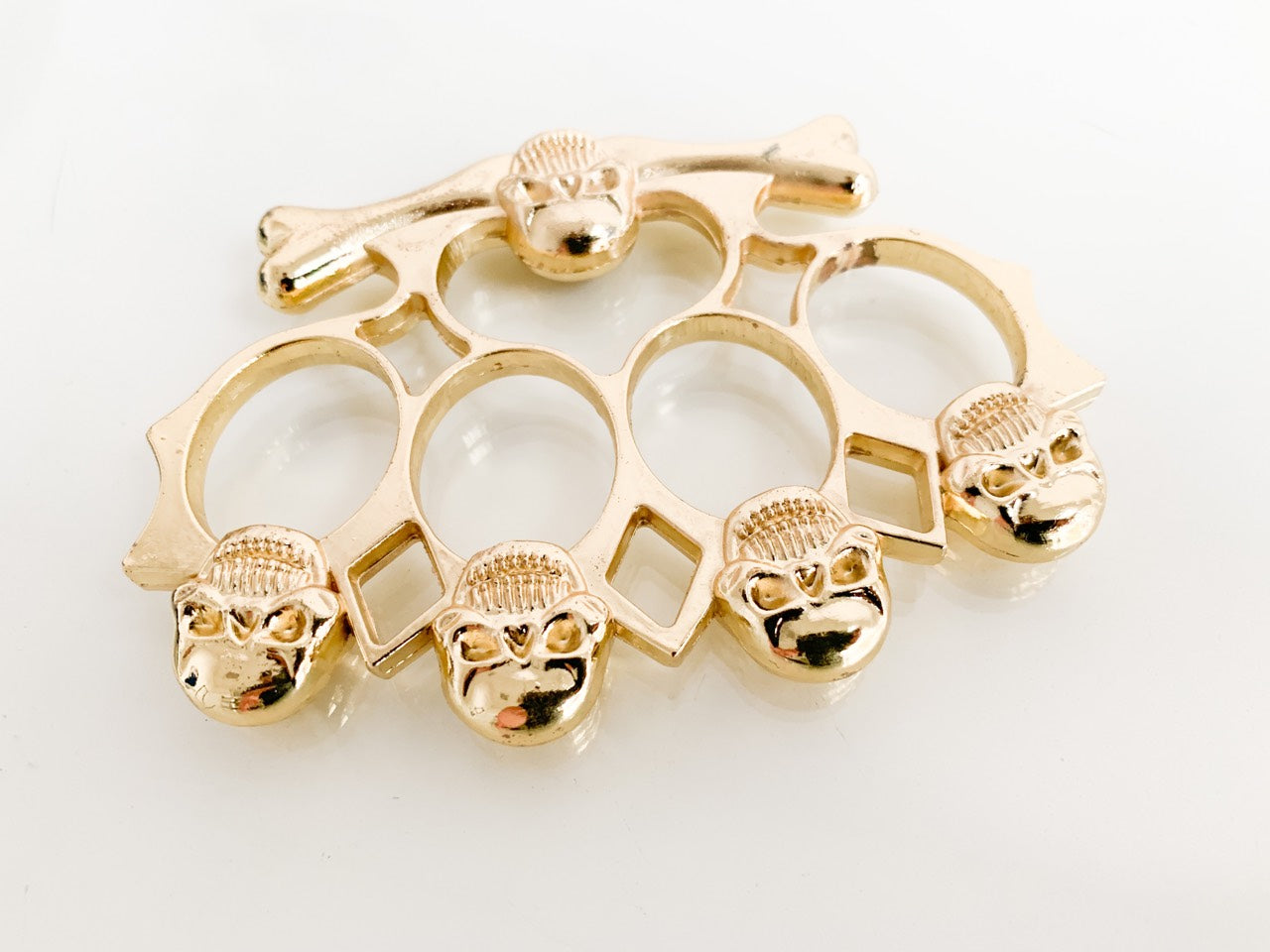 Метален масивен бокс за самозащита с черепи златен цвят