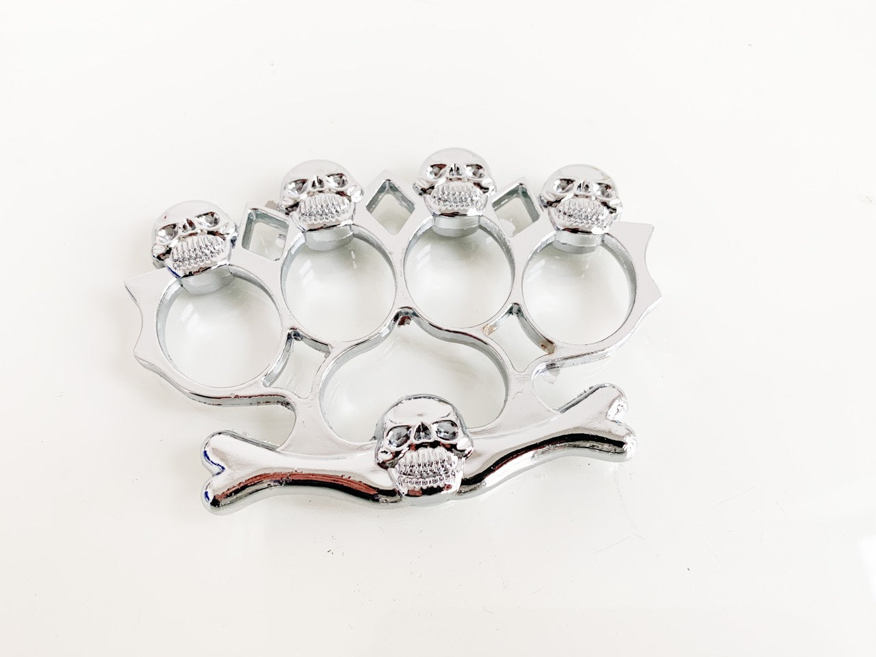 Метален масивен бокс за самозащита с черепи бял цвят