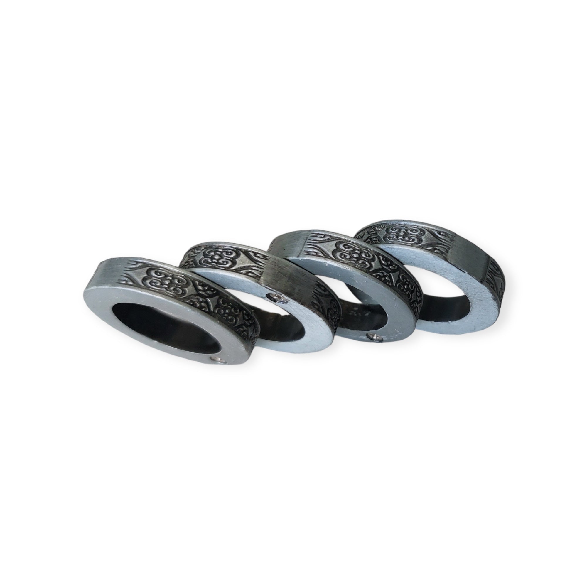 Метален бокс за самозащита със сребристо-черен оттенък и изискани гравюри