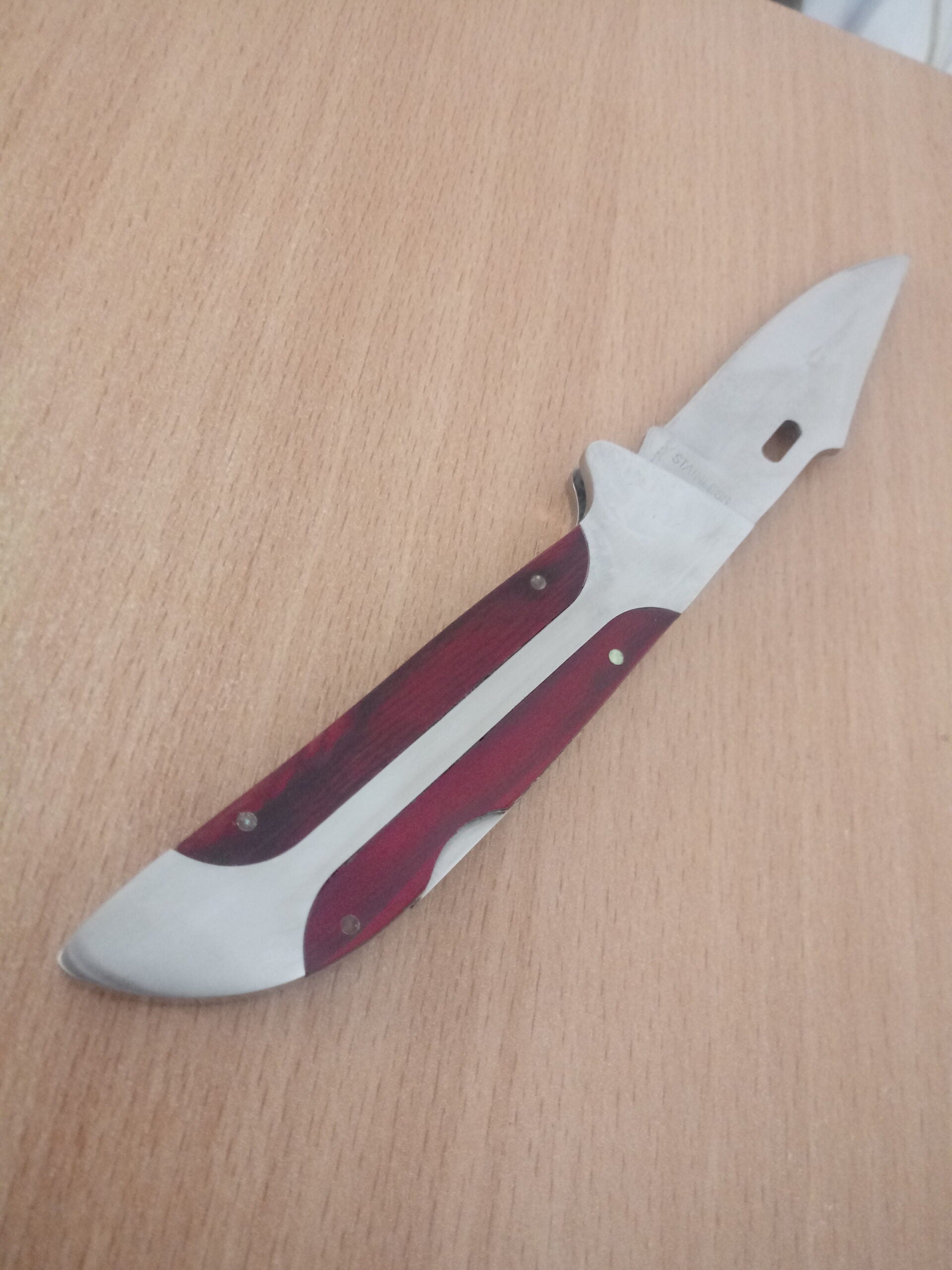 Сгъваем джобен нож с блокираща пластина в края на дръжката