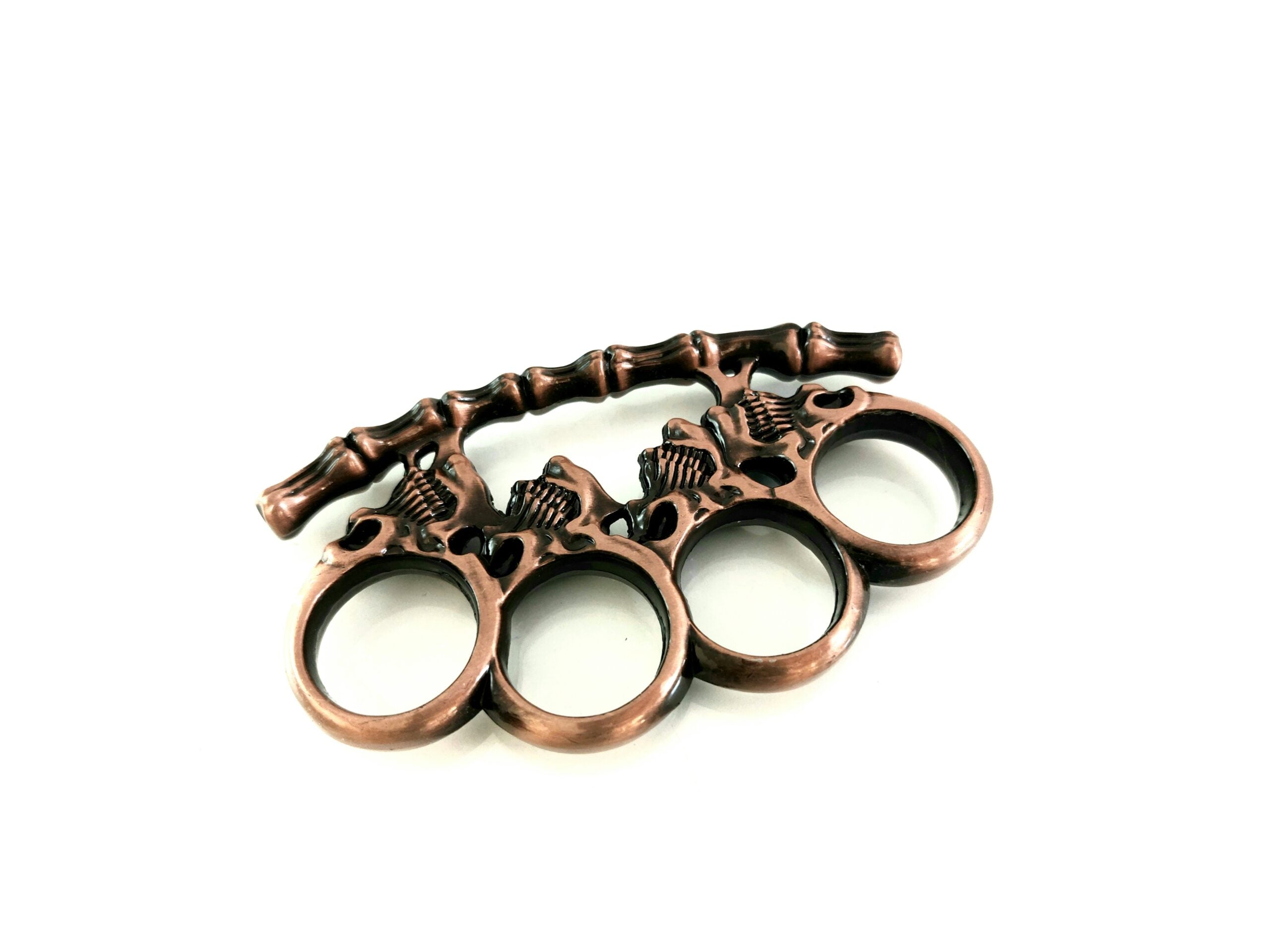 Тежък метален бокс за самозащита с черепи и кости червеникавокафяв цвят