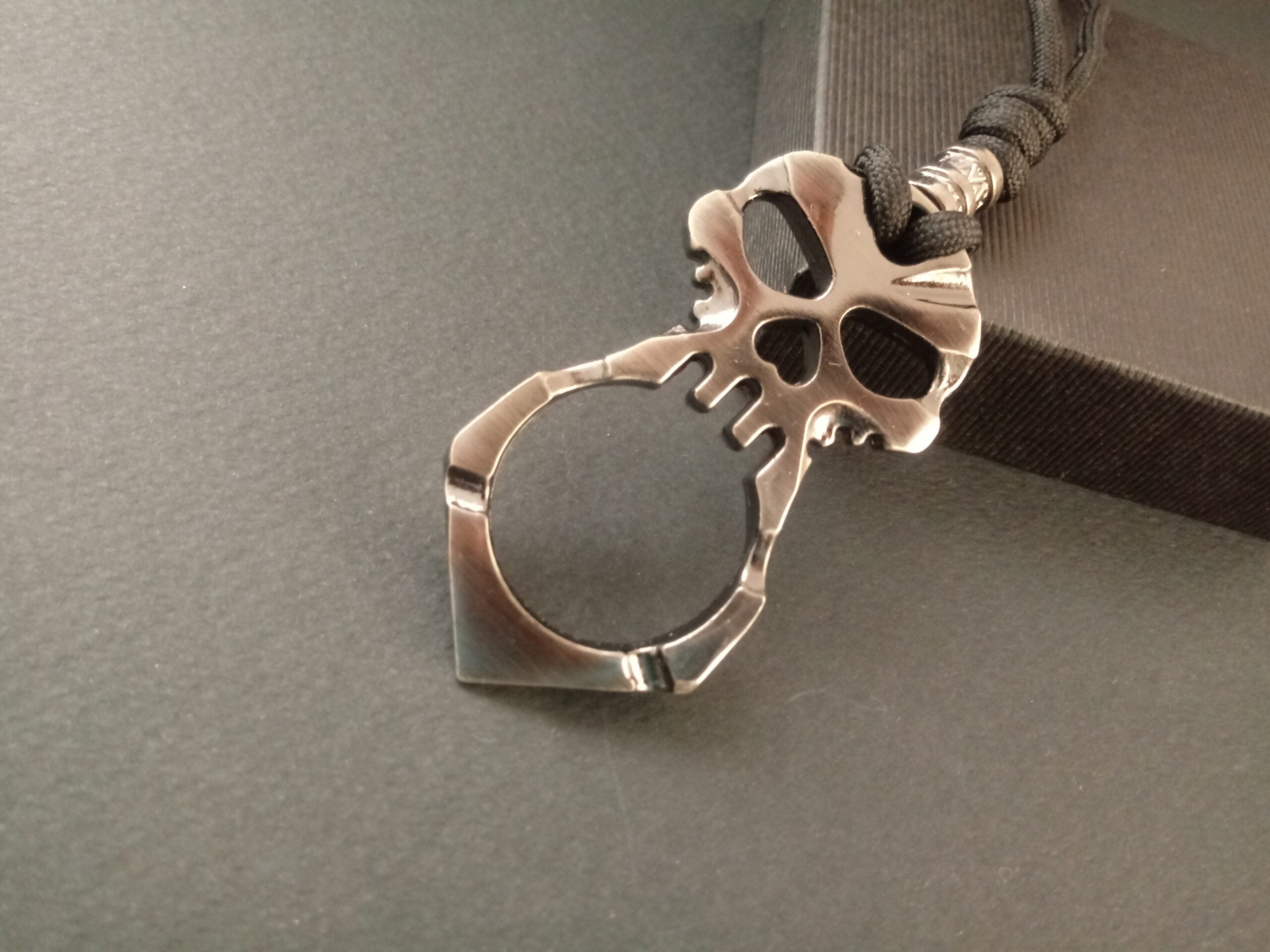 Малък бокс тип ключодържател череп за носене на показалеца