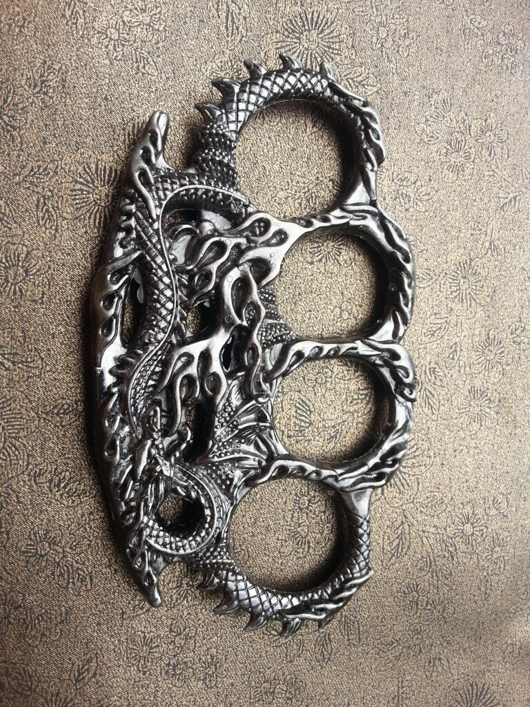 Тежък метален бокс във формата на дракон