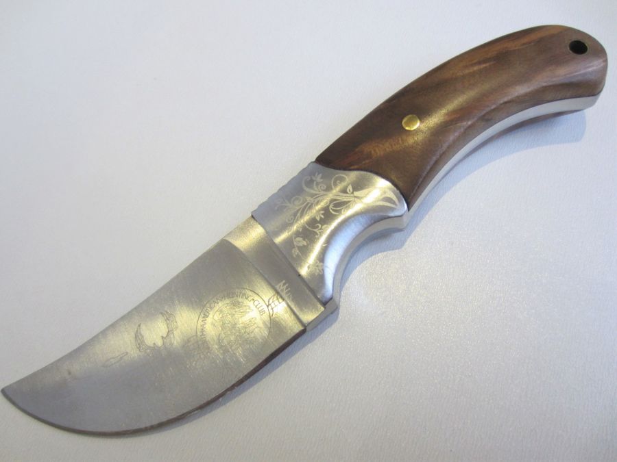 Малък ловен нож изцяло от масивна стомана за дране