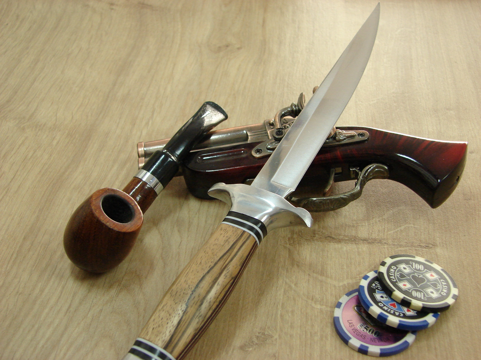 Красив ловен нож с дървена дръжка