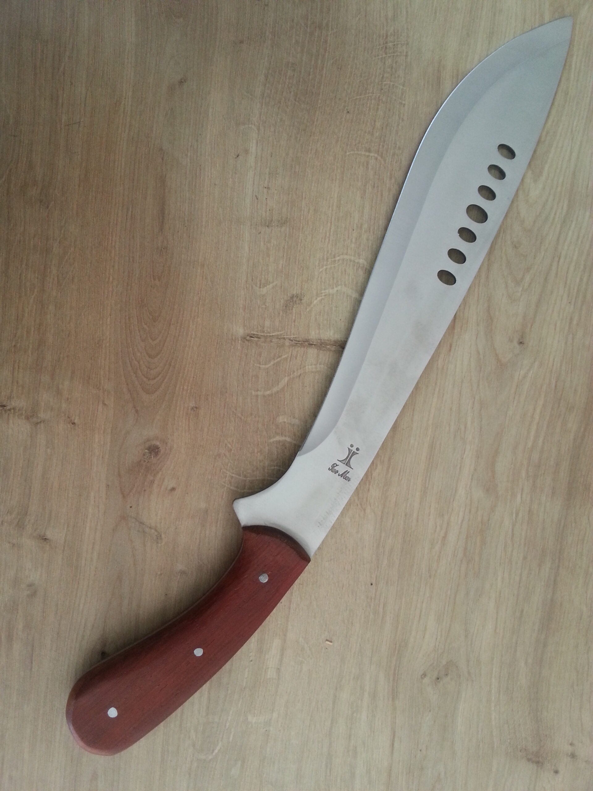 Масивно много добре балансирано мачете за гората или планината